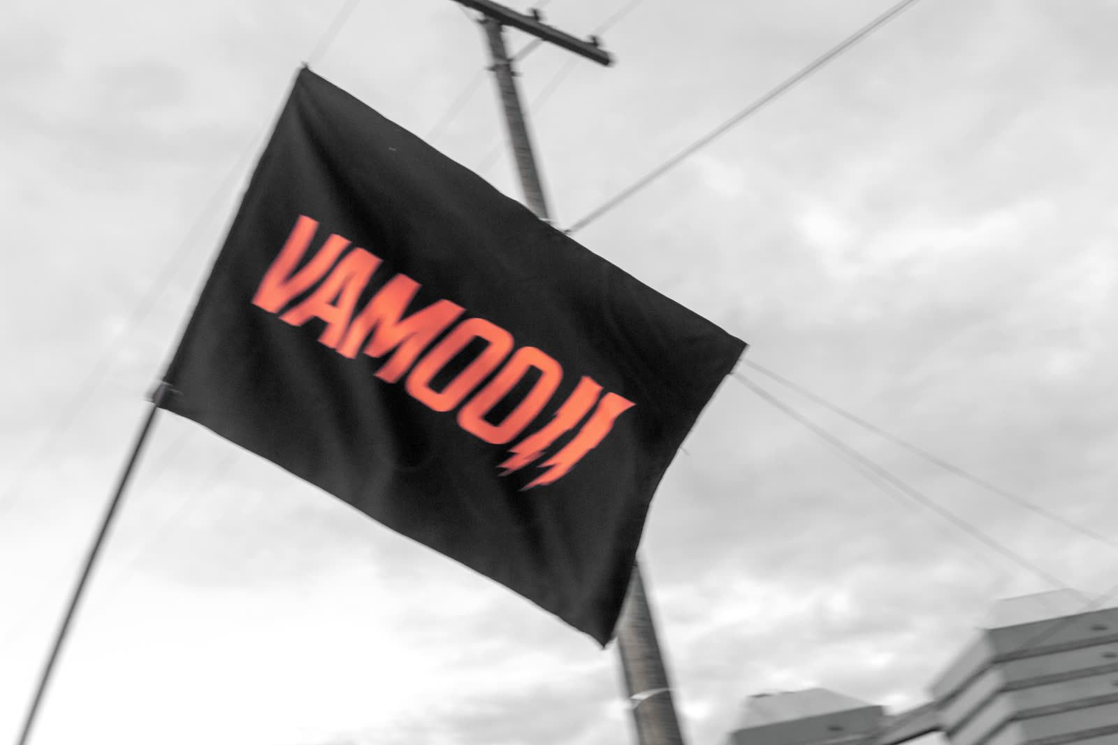 Bandeira do Vamoo hasteada contra o céu