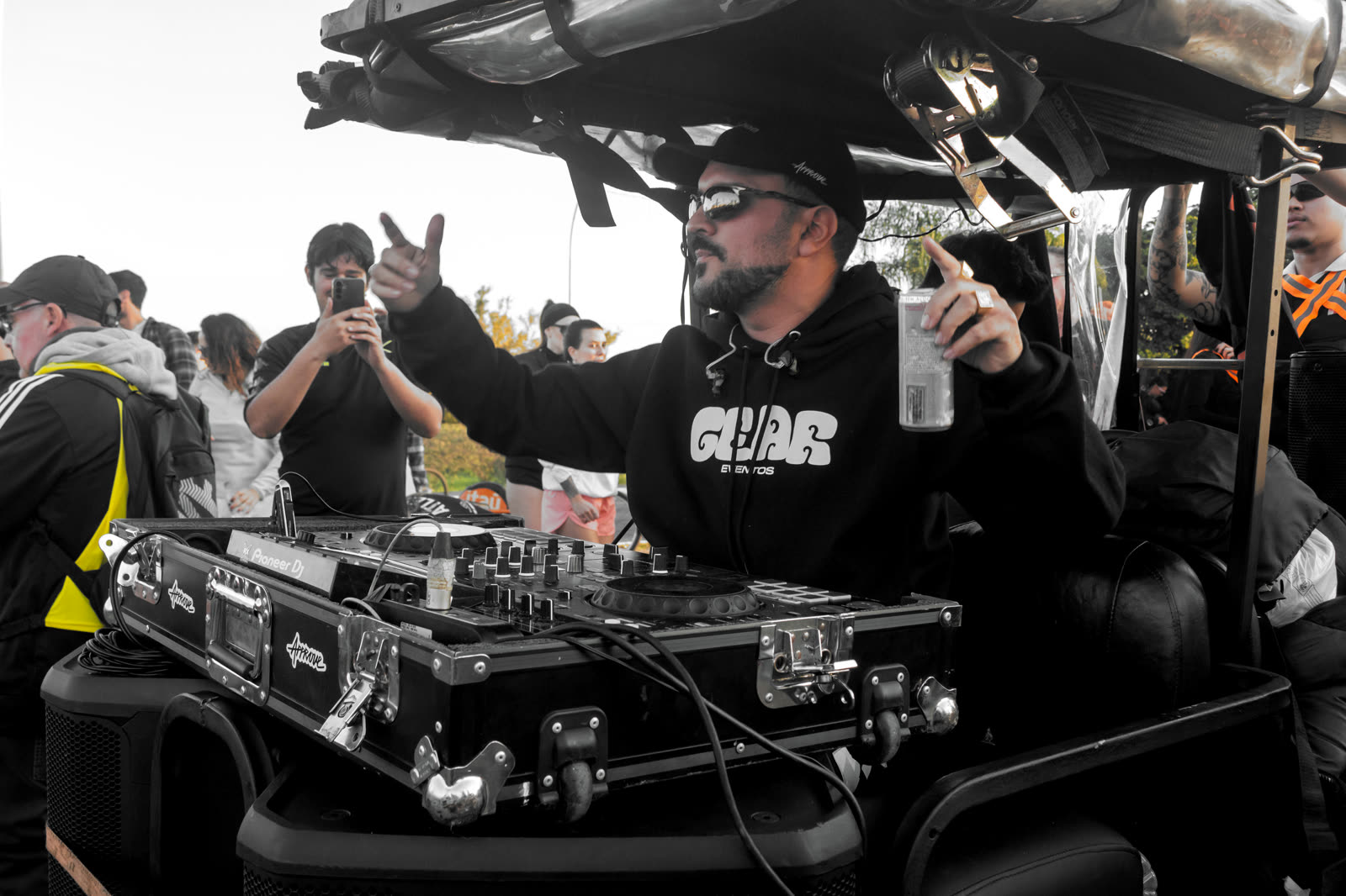 DJ tocando em cima do carrinho de golfe