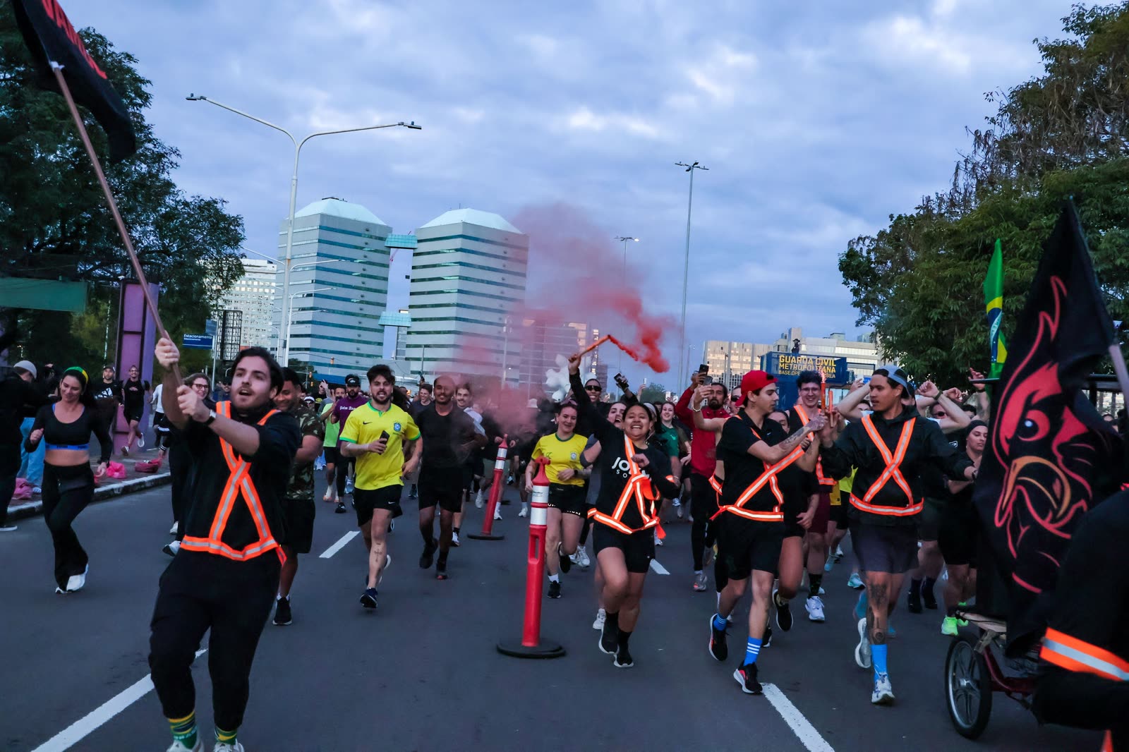 Fumaça vermelha e a bandeira VAMOO na corrida