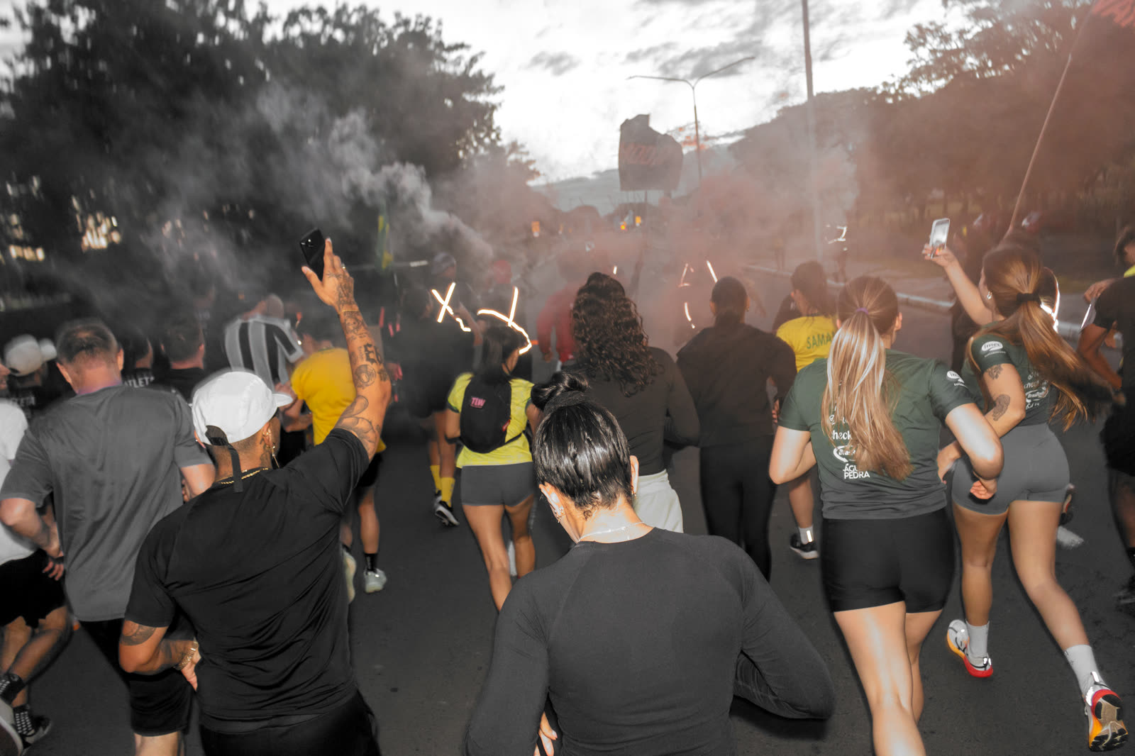 Largada com fumaça e o pelotão correndo