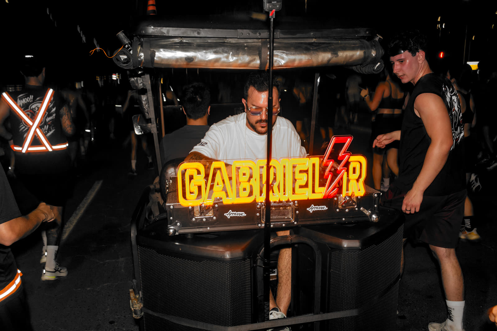 Coletes refletivos e letreiro de LED na corrida à noite