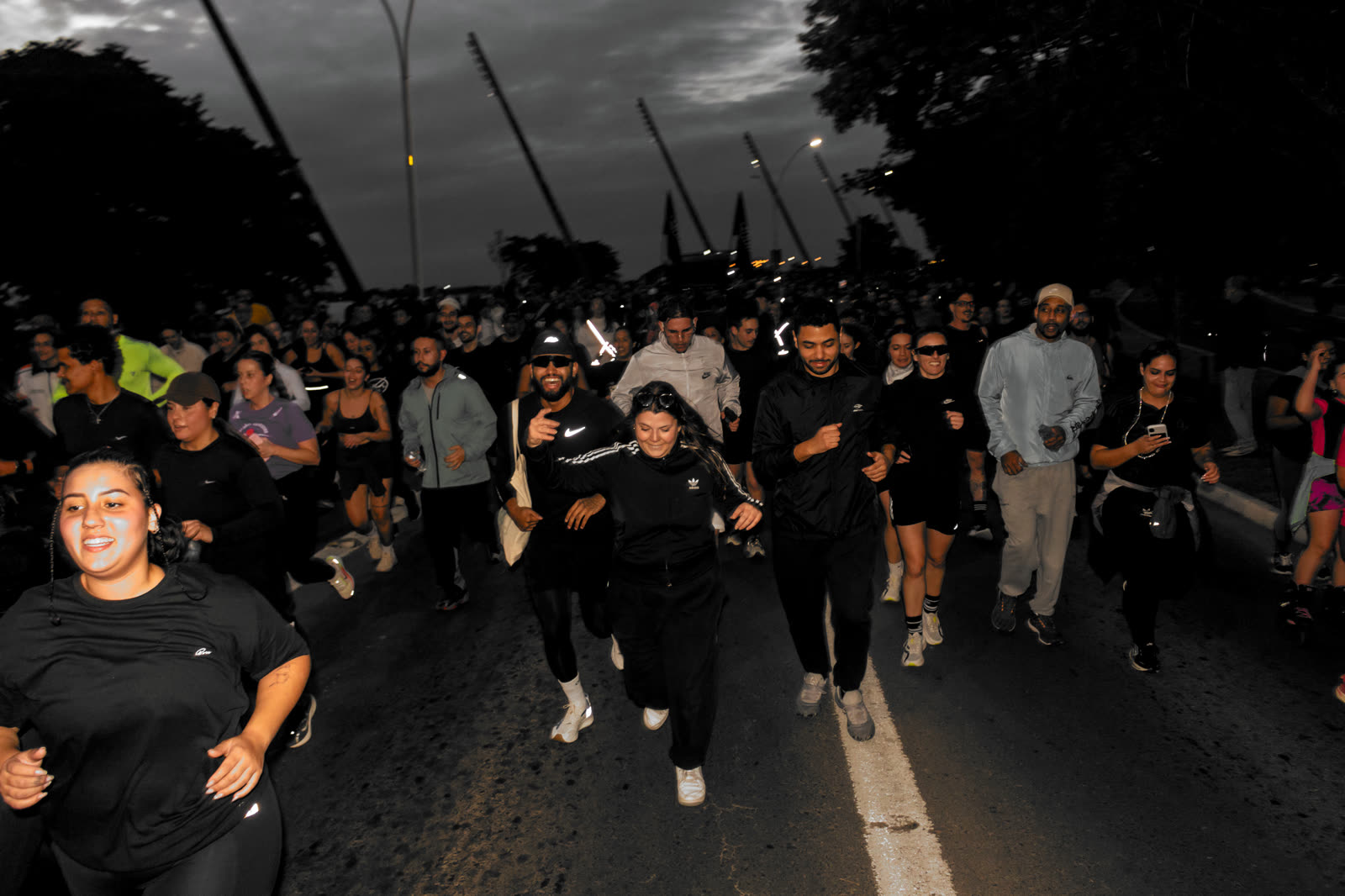 Pelotão correndo em grupo ao entardecer